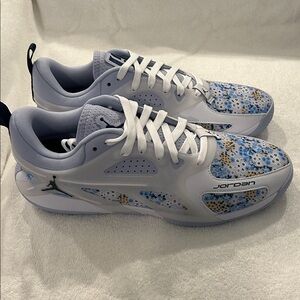 Women’s Jordan Heir Series size 12
Sold out hard to find shoe.